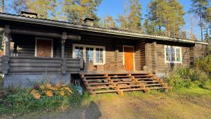 a log cabin with a porch and a front porch at Hännänpää - TailTip in Vihti