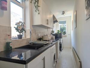eine Küche mit Spüle und Arbeitsplatte in der Unterkunft Charming 3-bed Home Near Centre Free Parking in York