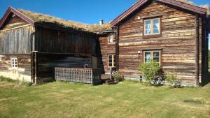 an old wooden house with a grass roof at Petterstuggu in Røros