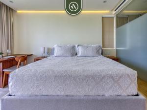 ein Schlafzimmer mit einem großen Bett mit einer Uhr an der Wand in der Unterkunft Luxury Condo with Canal View - Near Beach in Nuevo Nayarit + 23 Fotos