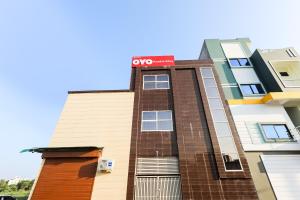 博帕尔Hotel O Kanha Stay的一栋楼顶上有 ivo 标志的建筑