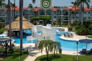 un complexe avec une piscine dans l'établissement 2BR Condo in Acapulco with Private Patio - Pool, à Acapulco