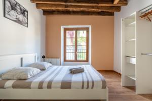 a bedroom with a bed and a window at La Grande Vadrouille - 8 personnes en hyper centre in Blois