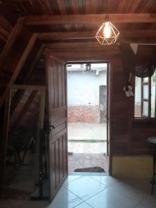 una porta aperta ad una camera con soffitto di chalé alpino a Saquarema