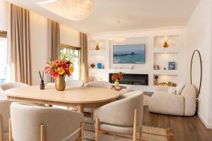 ザンブジェイラ・ド・マールにあるAlojamento Costa Alentejanaのテーブルと椅子のあるリビングルーム