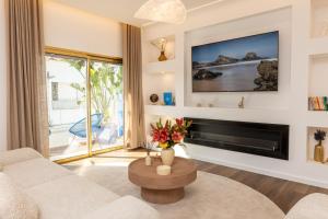 ザンブジェイラ・ド・マールにあるAlojamento Costa Alentejanaのソファとテレビのあるリビングルーム