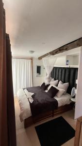 Postel nebo postele na pokoji v ubytování The Pine Loft