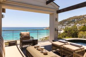 un patio con vista sull'oceano da una casa di Bungalow Kloof a Città del Capo