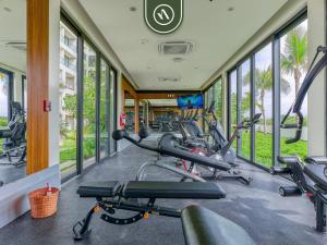 ein Fitnessstudio mit einer Reihe von Heimtrainern in der Unterkunft Luxury Condo with Canal View - Near Beach in Nuevo Nayarit