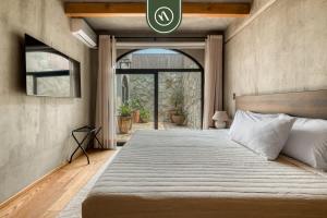 een slaapkamer met een groot bed en een raam bij Luxury 3 BR House in Downtown - AC - Peaceful in Oaxaca City