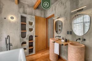 Koupelna v ubytování Luxury 2 BR Condo in Downtown - AC - Peaceful