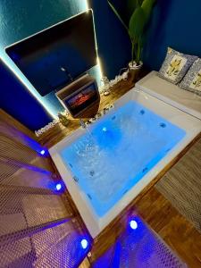 bañera de hidromasaje en una habitación con luces en Ama Esclusive Spa Galliera, en San Vicenzo di Galliera 22 fotos más