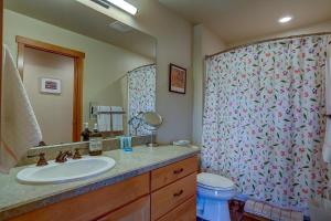 Un baño con lavabo y cortina de ducha. en Three Rivers 30 day minimum, en Hood River 23 fotos más
