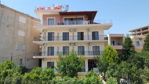 a building with a balcony on top of it at Hotel Villa Zeneli in Sarand&euml;
