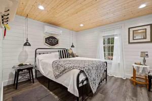 เตียงในห้องที่ Cozy Family Luray Cabin w Fire Pit Grill WiFi & More