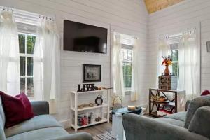 โทรทัศน์และ/หรือระบบความบันเทิงของ Cozy Family Luray Cabin w Fire Pit Grill WiFi & More