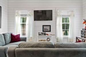 โทรทัศน์และ/หรือระบบความบันเทิงของ Cozy Family Luray Cabin w Fire Pit Grill WiFi & More