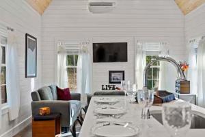 โทรทัศน์และ/หรือระบบความบันเทิงของ Cozy Family Luray Cabin w Fire Pit Grill WiFi & More +30 ภาพ