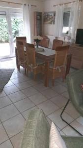 una sala de estar con una mesa y sillas en Schwedenhaus RE25, en Sögel