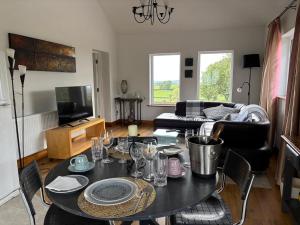 una sala de estar con una mesa y un sofá en apartment cavan, en Cavan