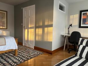 a bedroom with a bed and a desk and a desk at apartment cavan in Cavan