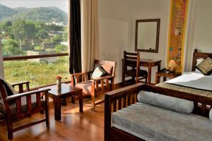 una camera da letto con un letto e una grande finestra di The Ranthambore Samrajya Tiger Seven a Sawai Madhopur