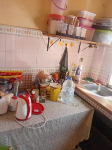 カサブランカにあるBelle chambre pour 2 sidi maaroufの食器とシンクが備わったカウンタートップを備えたキッチンカウンター