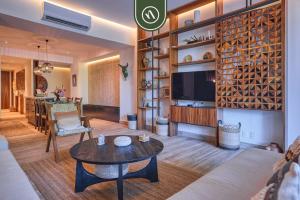 Μια τηλεόραση ή/και κέντρο ψυχαγωγίας στο 2BR Condo in Concha Chinas - Breathtaking Views