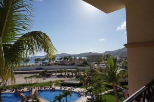 Blick auf ein Resort mit Pool und Palmen in der Unterkunft Las Mañanitas LM E3402 in San José del Cabo