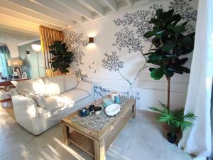 een woonkamer met een bank en een salontafel bij Cosy Villa by sea ! - two terraces in Ouistreham