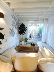 een woonkamer met een bank en een tafel bij Cosy Villa by sea ! - two terraces in Ouistreham