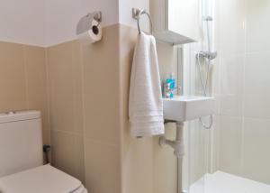 A bathroom at New Andalusian House 33 Free Private Parking
