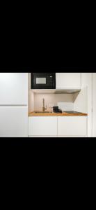 リュエイユ・マルメゾンにあるSuite privée proche La Défense et Parisの白いキッチン(電子レンジ、シンク付)