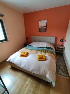 una camera da letto con un letto con due asciugamani sopra di Casa Andorinha 