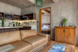 Kuchyň nebo kuchyňský kout v ubytování Luxury 2 BR Condo in Downtown - AC - Peaceful