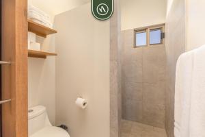 Koupelna v ubytování Centric Apt in Downtown - Rooftop Pool - Terrace + 22 fotografií