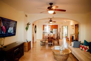 ein Wohnzimmer mit Couch und Flachbildfernseher in der Unterkunft Las Mañanitas LM E3402 in San José del Cabo