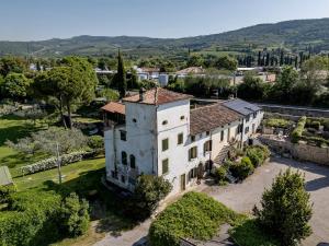 an aerial view of a large white building at Corte Ponte Verde in Montorio Veronese