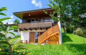 une maison avec une grande terrasse et un balcon dans l'établissement Chalet SOL LA MI, à Soultzeren
