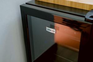 Un horno microondas con la palabra lección escrita en él. en B2 Romance Resort บีสแควร์ โรแมนซ์ รีสอร์ท, en Sathani Phu Khao Lat