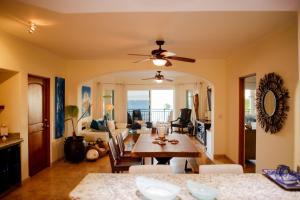 ein Esszimmer und ein Wohnzimmer mit einem Esstisch in der Unterkunft Las Mañanitas LM E3402 in San José del Cabo