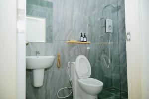 un baño con inodoro y lavabo en B2 Romance Resort บีสแควร์ โรแมนซ์ รีสอร์ท, en Sathani Phu Khao Lat 11 fotos más