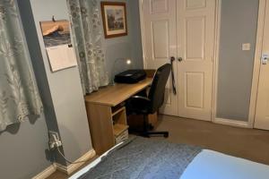 1 dormitorio con escritorio y 1 cama y 1 dormitorio con 1 cama gmaxwell gmaxwell en 1 Bedroom Apartment Sleeps 2 - Pets Welcome - Tv, en Copthorne