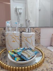 een badkamermeubel met een tandenborstel en tandpasta bij Riocentro, Projac, Parque Olímpico, apartamento completo com vaga! in Rio de Janeiro