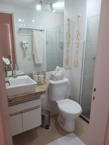 een badkamer met een toilet, een wastafel en een douche bij Riocentro, Projac, Parque Olímpico, apartamento completo com vaga! in Rio de Janeiro +28 foto's
