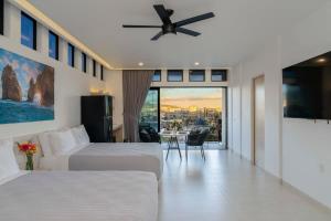 TV a/nebo společenská místnost v ubytování New 1BR Condo near Marina and Downtown - Pool