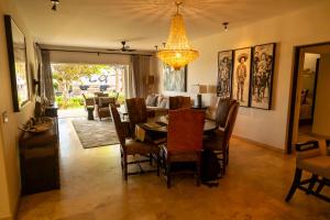 een eetkamer met een tafel en een kroonluchter bij Tortuga Bay TBB 2102 in San José del Cabo
