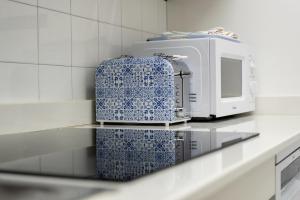 a toaster sitting on a counter in a kitchen at Tu refugio luminoso en el corazón de Santander in Santander