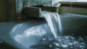 大町市にあるANAホリデイ・インリゾート信濃大町くろよんのシンクに水が注がれる噴水