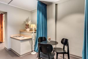 a dining room with a table and chairs at Barberini Retreat Boutique Hotel in Rome